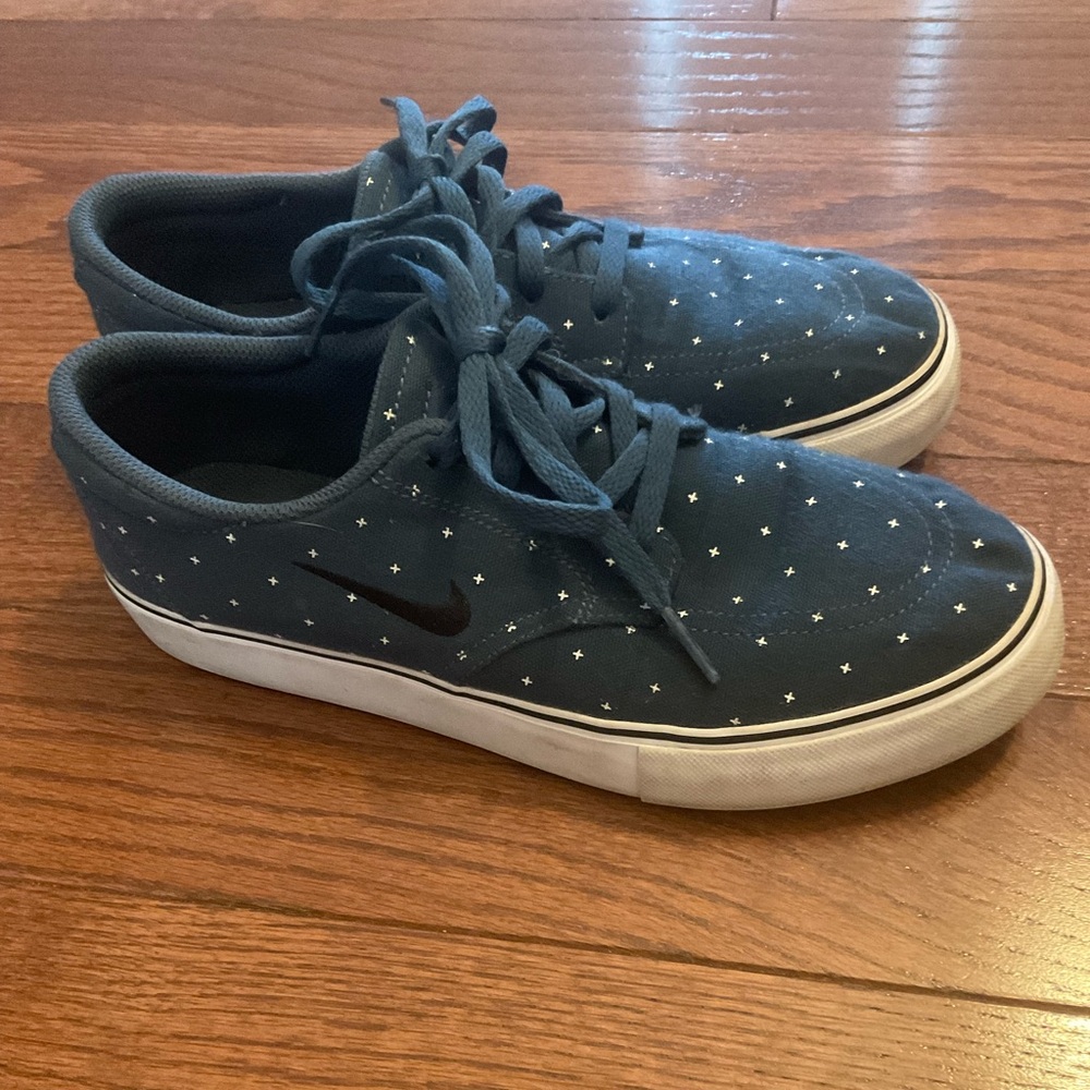 Woman size 7 ( or youth size 5) navy and white star Nike sneakers